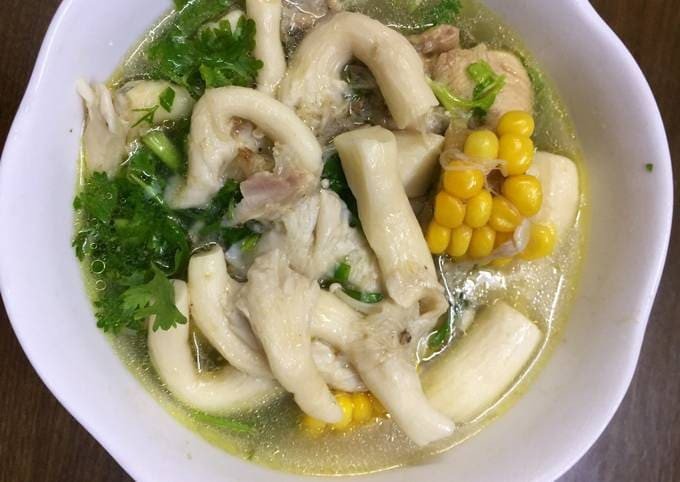 Canh gà nấu bắp ngọt thanh trong tô sứ