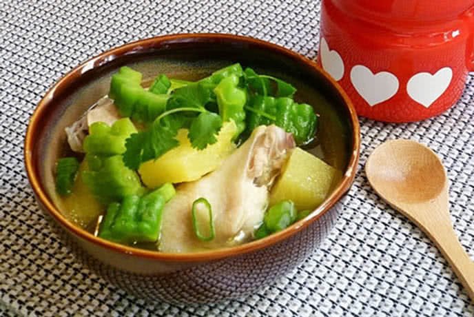 Canh gà nấu khổ qua và dứa thanh nhiệt
