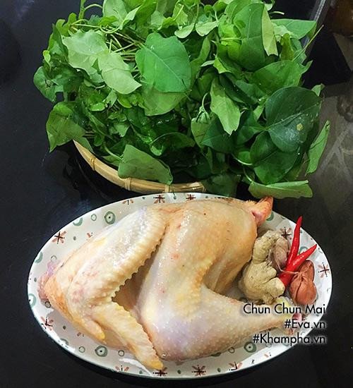 Canh gà nấu lá giang chua thanh hấp dẫn trên bàn ăn gia đình