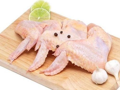 Cánh Tỏi Gà Bao Nhiêu Calo? Giải Mã Dinh Dưỡng Thực Sự Cánh gà tươi sống, tượng trưng cho lượng calo cơ bản của cánh gà