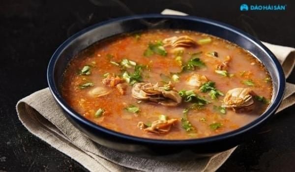 Canh hàu nấu chua với dứa và cà chua tươi ngon
