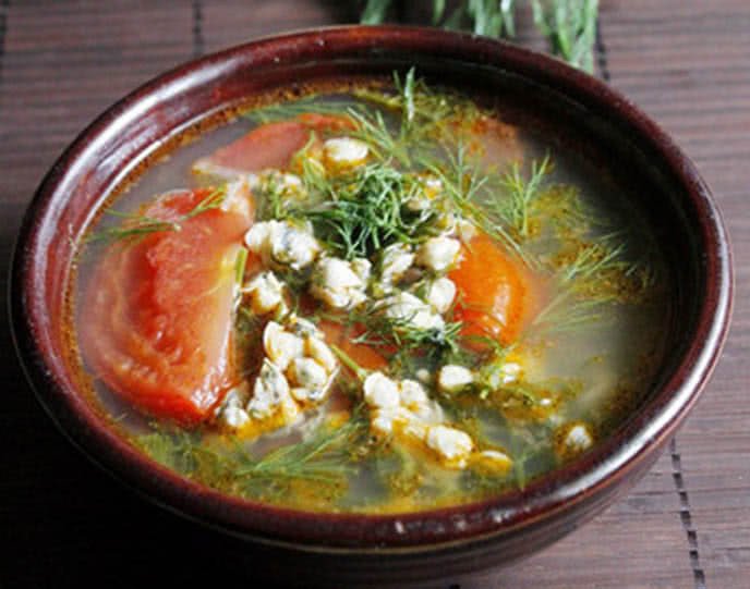 Canh hến nấu chua cà chua thì là