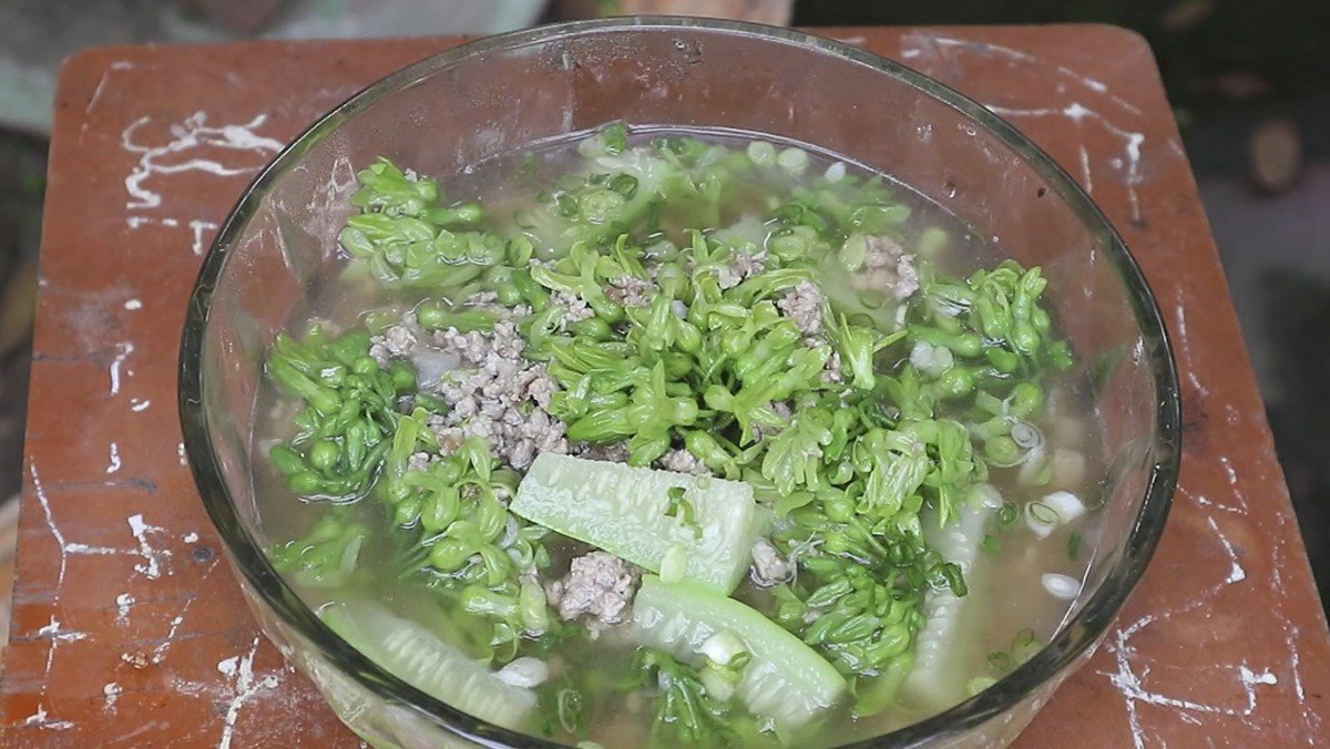 Canh hoa thiên lý nấu thịt băm cùng mướp hương thơm mát