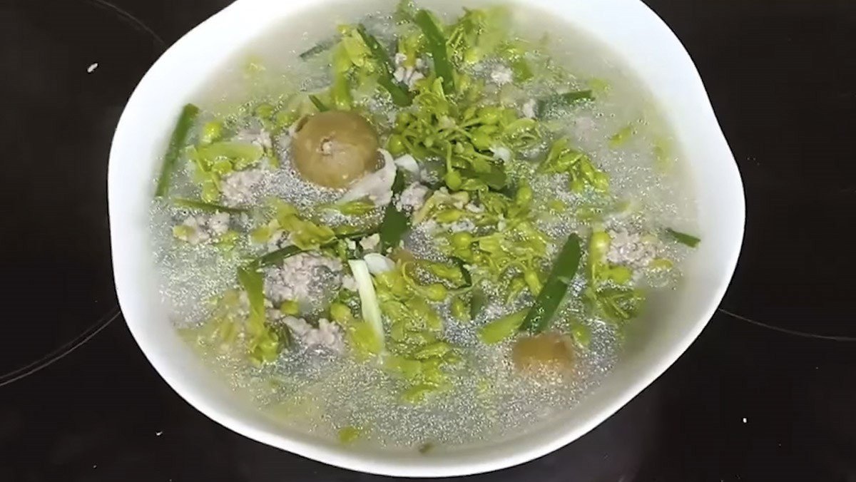 Canh hoa thiên lý nấu thịt băm cùng sấu tươi ngon