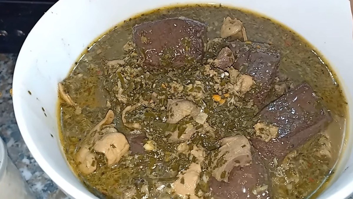 Canh lá đắng với lòng lợn thơm ngon chuẩn vị
