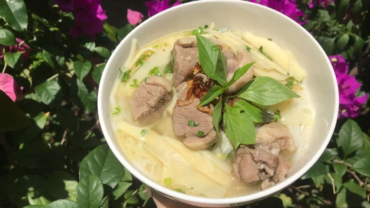 Cách Nấu Canh Măng Vịt Thơm Ngon, Đậm Đà Chuẩn Vị Canh măng vịt nóng hổi, thịt vịt mềm và măng giòn, ăn kèm bún tươi