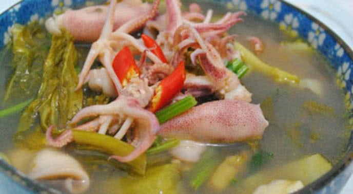 Canh mực dưa chua với rau cần tây