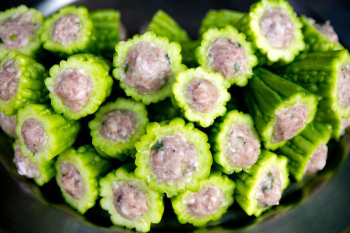 Canh mướp đắng nhồi thịt thơm ngon, tìm hiểu mướp đắng nhồi thịt bao nhiêu calo