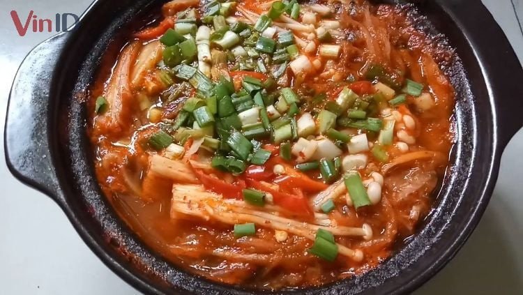 Canh nấm kim châm kim chi có vị chua cay hấp dẫn