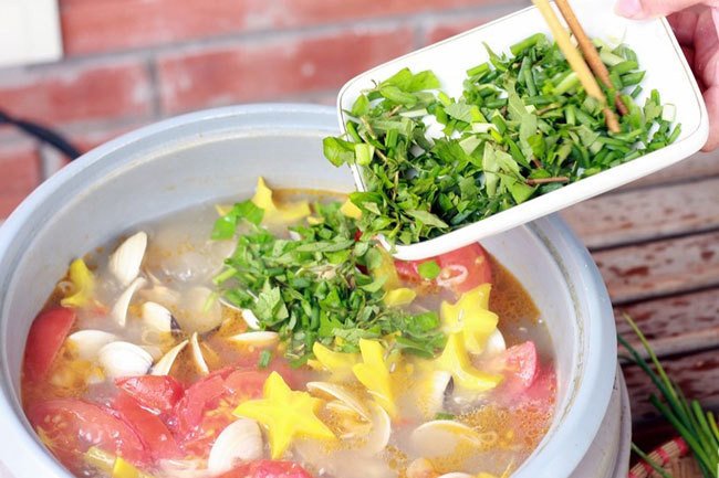 Canh ngao cà chua nấu khế chua thanh