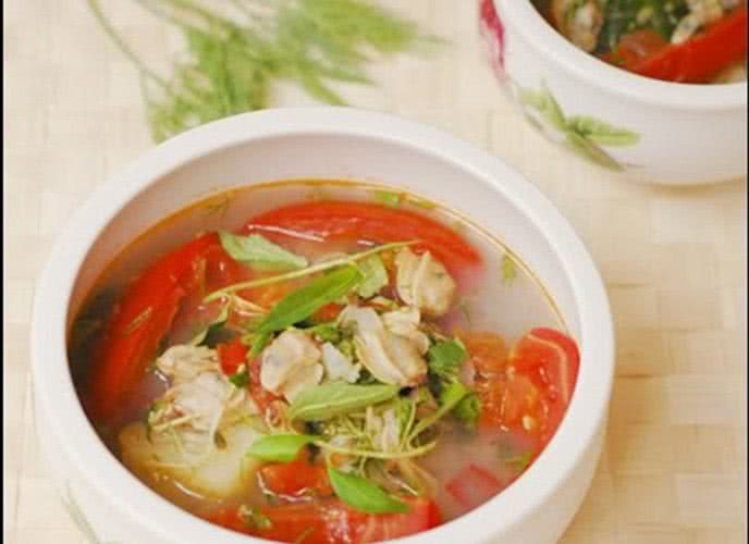 Canh ngao chua nấu dứa cà chua thơm mát