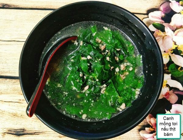 Canh rau mồng tơi nấu thịt băm sau khi hoàn thành