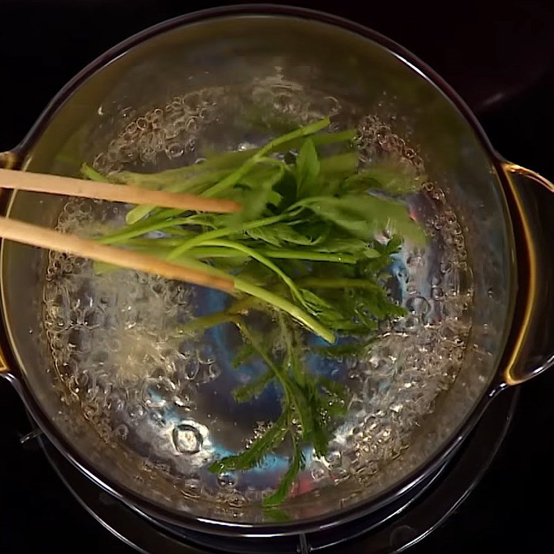 canh riêu cua miền bắc hoàn chỉnh với bún và rau