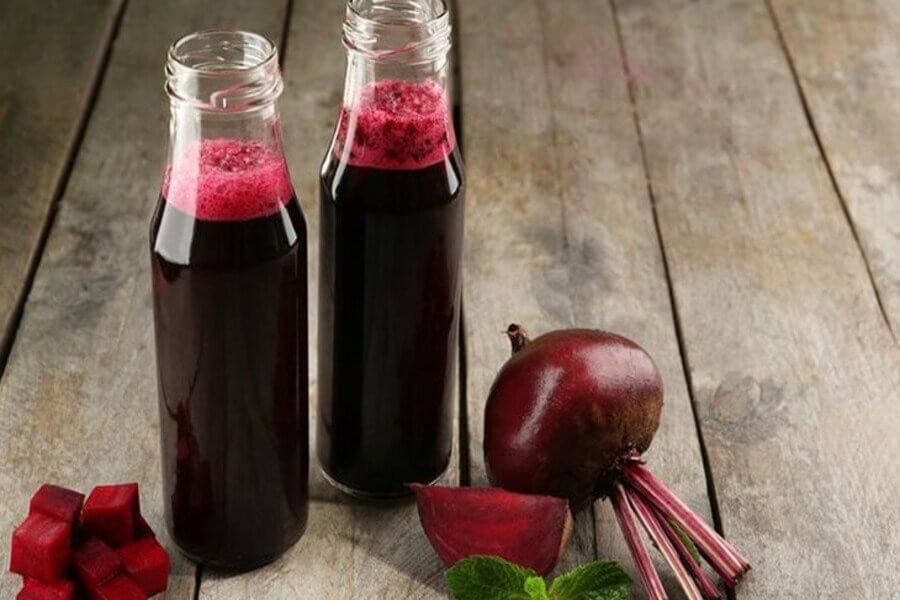 Cảnh sơ chế củ dền để chuẩn bị cho cách nấu nước củ dền uống bổ máu