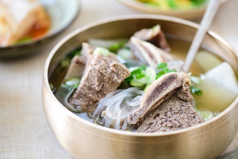 Canh sườn bò Hàn Quốc ăn kèm miến dong và kim chi