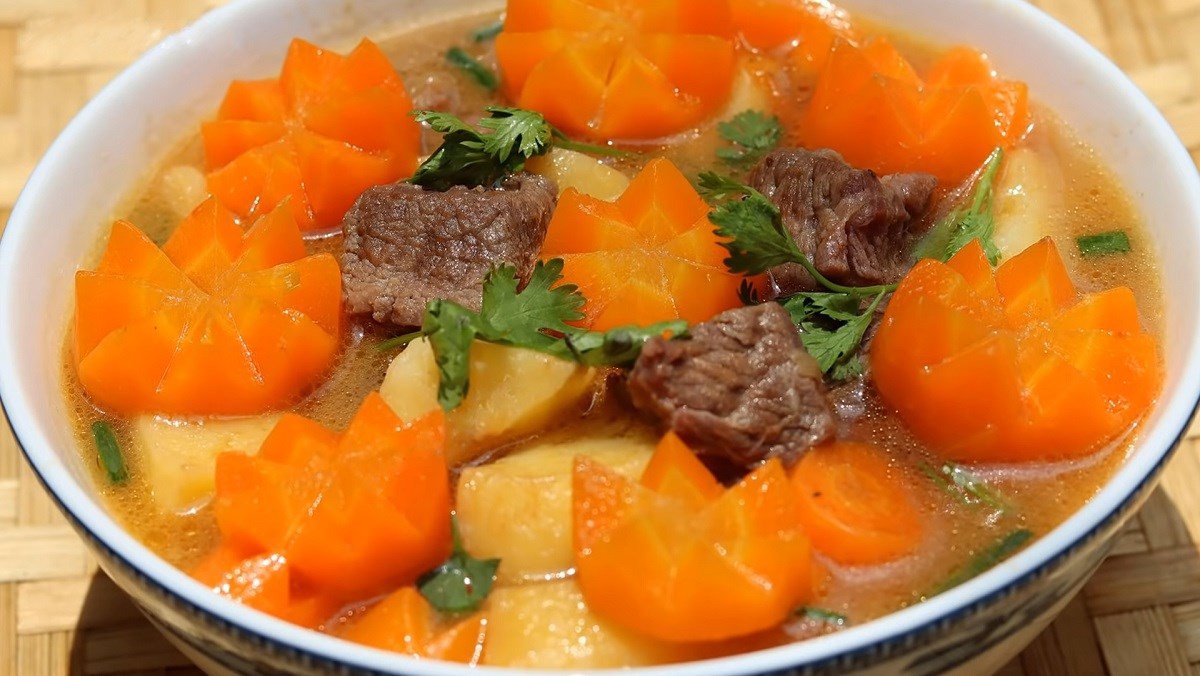 Canh thịt bò khoai tây cà rốt ngon mắt