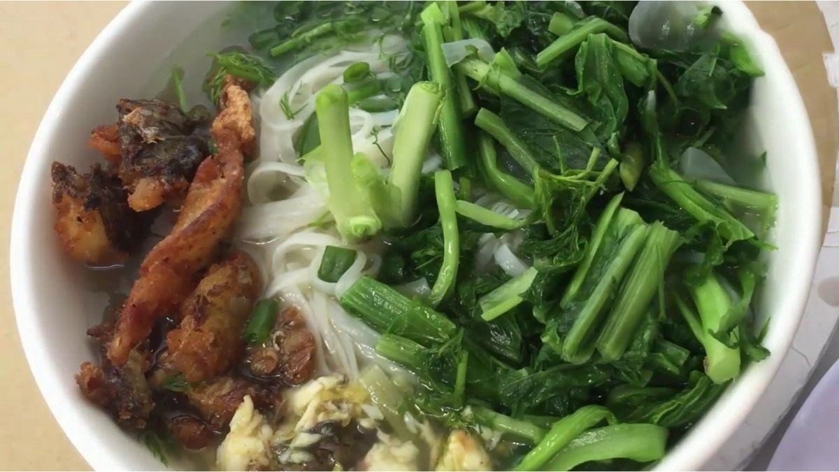 Cảnh tô canh cá rô đồng bánh đa nóng hổi với rau cải xanh tươi