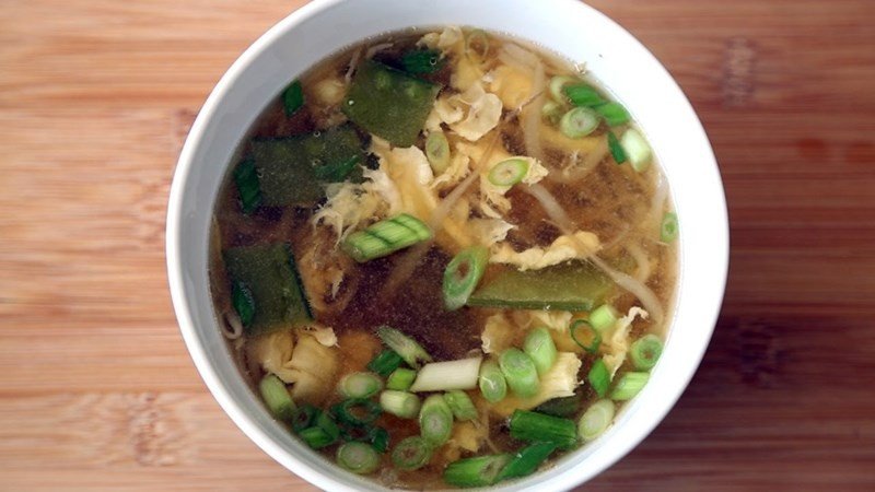 Canh trứng giá đỗ thanh mát không cà chua