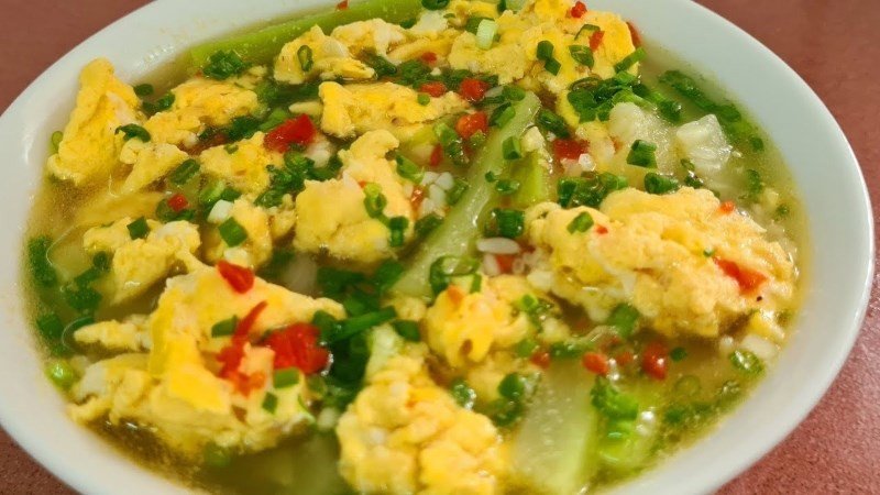 Canh trứng nấu bầu thơm ngon đơn giản không cà chua