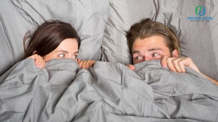 Cặp đôi đang thân mật, hình ảnh tượng trưng cho hoạt động thân mật giúp tiêu hao calo và tăng cường sức khỏe
