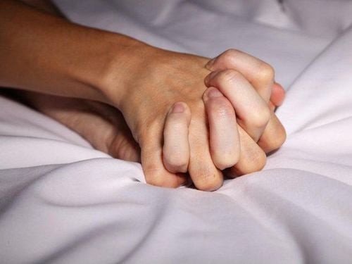 Cặp đôi nắm tay đi dạo tượng trưng cho mối quan hệ và sức khỏe tình dục