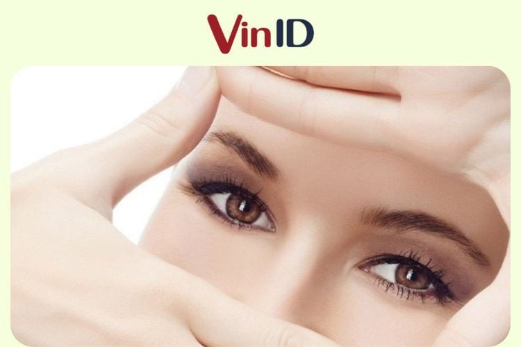 Cặp mắt sáng khỏe, hình ảnh tượng trưng cho tác dụng bảo vệ thị lực của trứng cút lộn