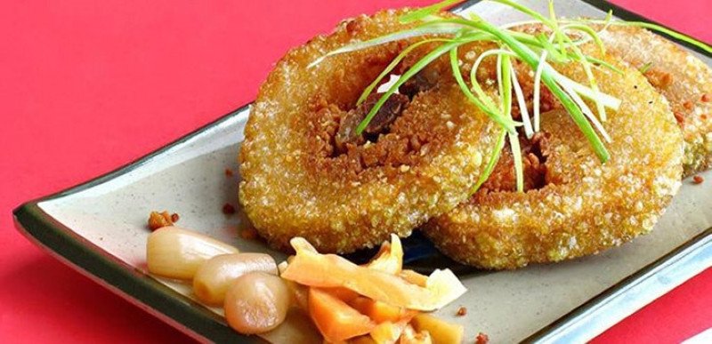 Cắt bánh chưng rán thành miếng nhỏ giúp dễ dàng kiểm soát lượng calo nạp vào cơ thể