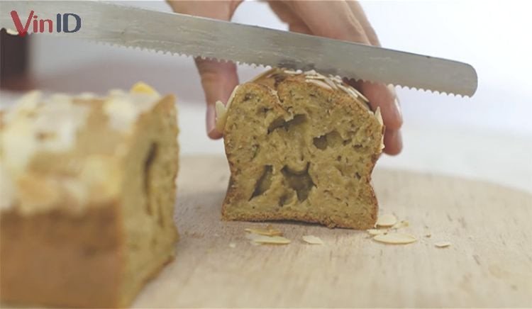 Cắt bánh chuối yến mạch thành từng miếng, dễ dàng tính toán bao nhiêu calo mỗi khẩu phần