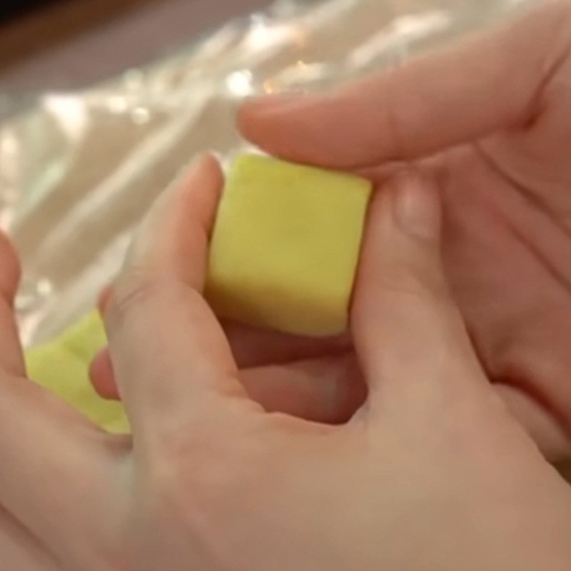 Cắt bánh khoai lang thành hình vuông