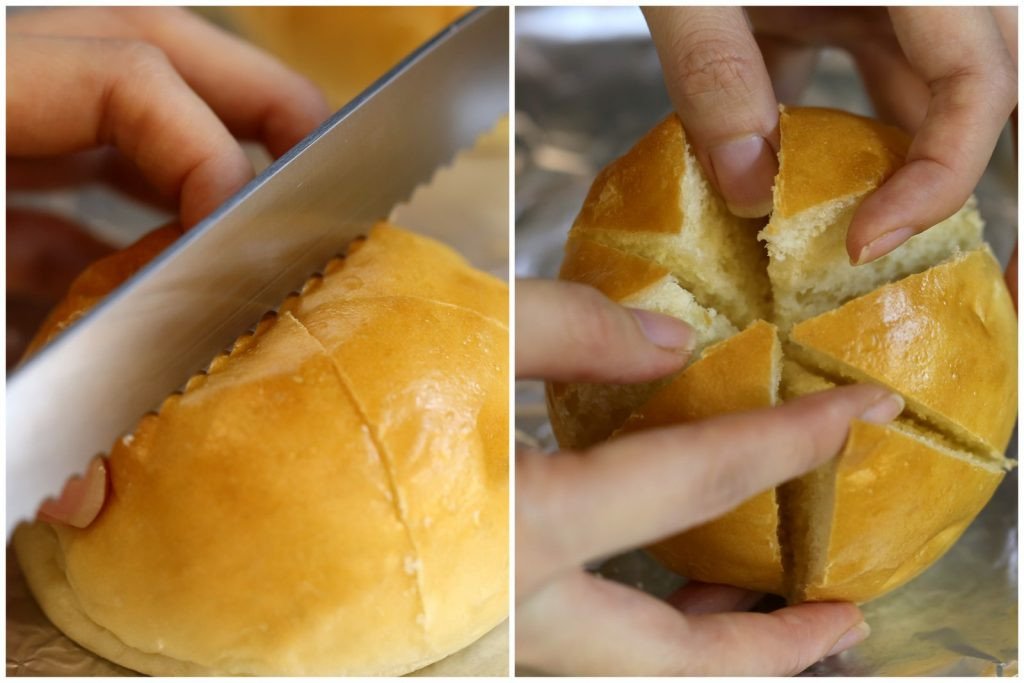 Cắt bánh mì tròn thành múi để chuẩn bị làm bánh mì nướng bơ tỏi