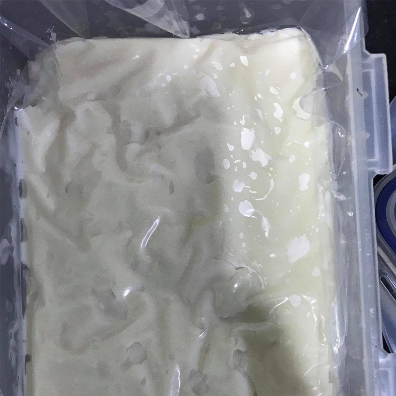 cắt bánh sữa chiên thành miếng vuông