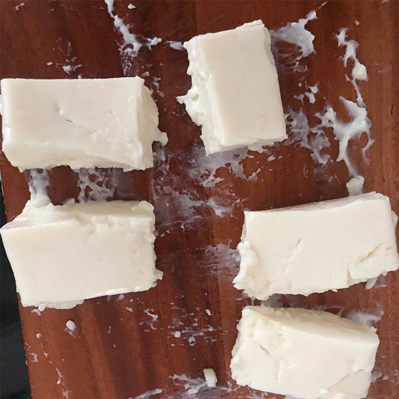 Cắt bánh sữa tươi thành từng khối vuông vừa ăn