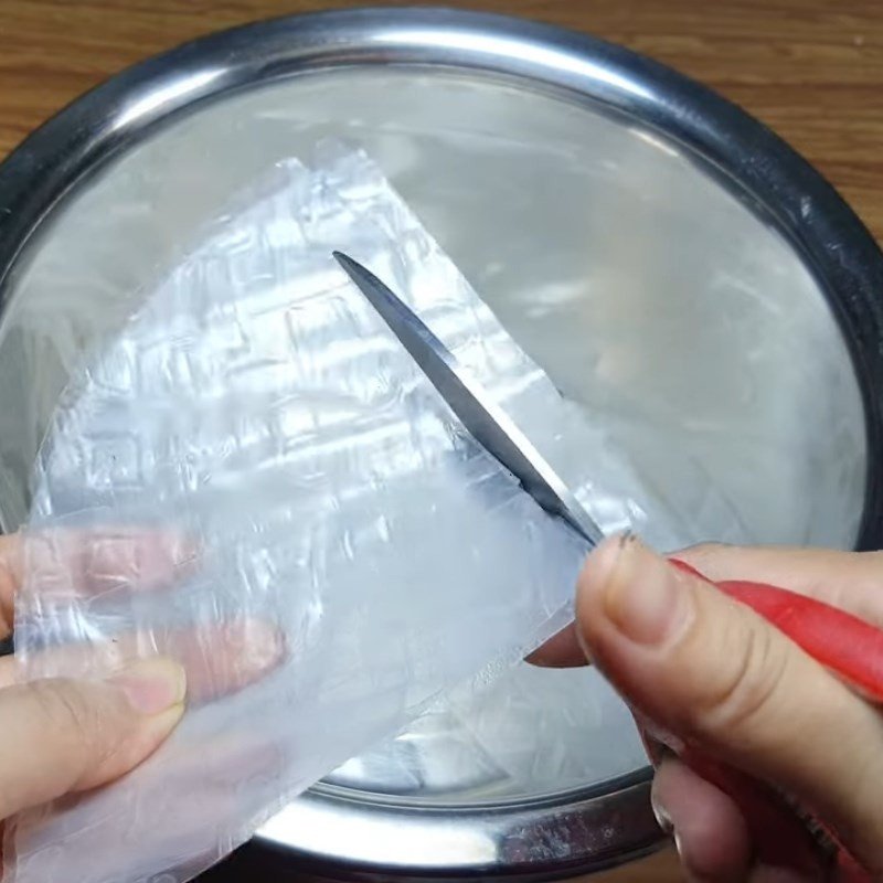 Cắt bánh tráng thành sợi nhỏ để trộn