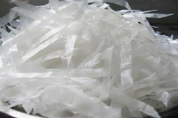 Cắt bánh tráng thành sợi vừa ăn để làm bánh tráng trộn