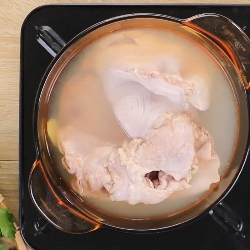 Cắt bao tử đã sơ chế thành miếng vừa ăn cho món lẩu bao tử
