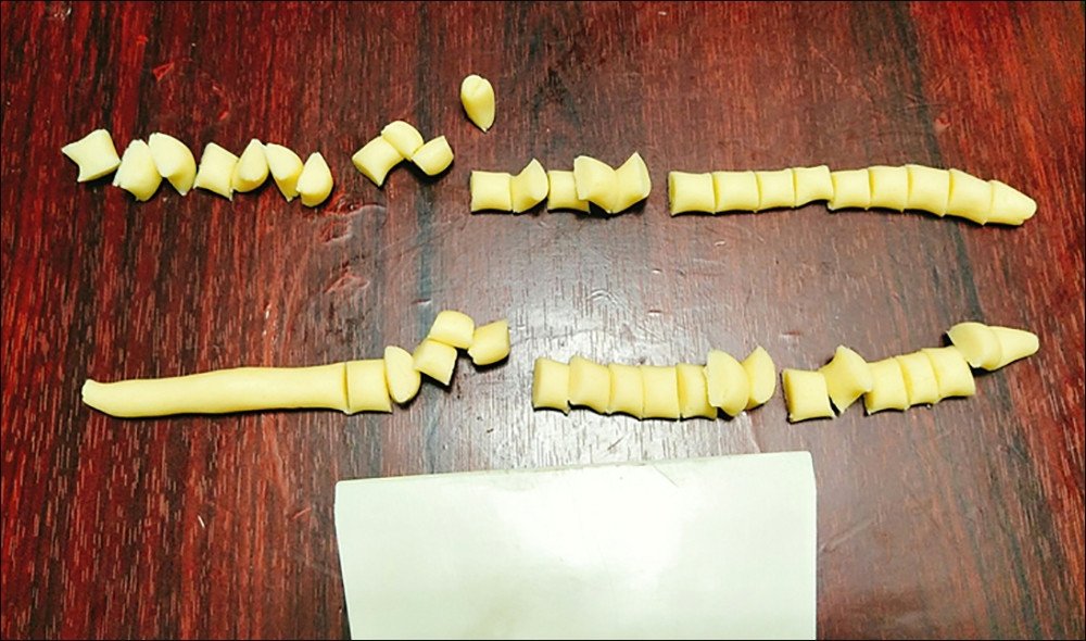 Cắt bột thành những miếng nhỏ để chuẩn bị tạo hình bánh cà