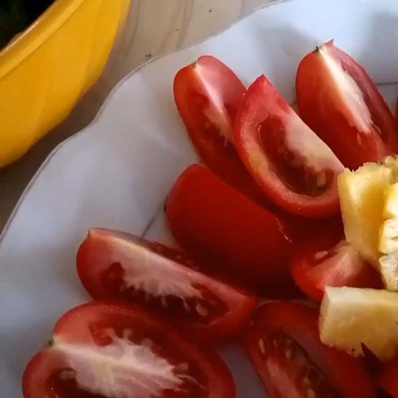 Cắt cà chua thành múi cau cho món canh chua cá dìa