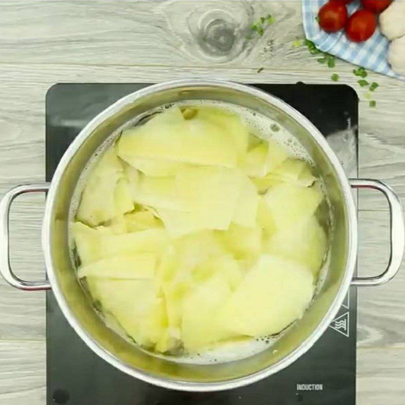 Cắt cà chua và thơm chuẩn bị nấu canh cá tầm