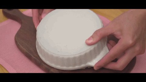 Cắt cốt bánh phô mai thành miếng tam giác