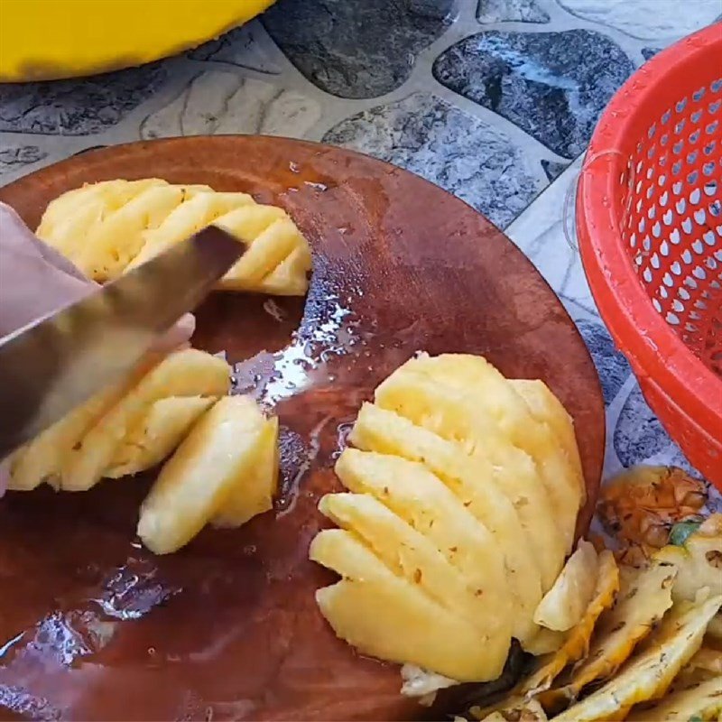 Cắt dứa miếng vừa ăn để xào ngao