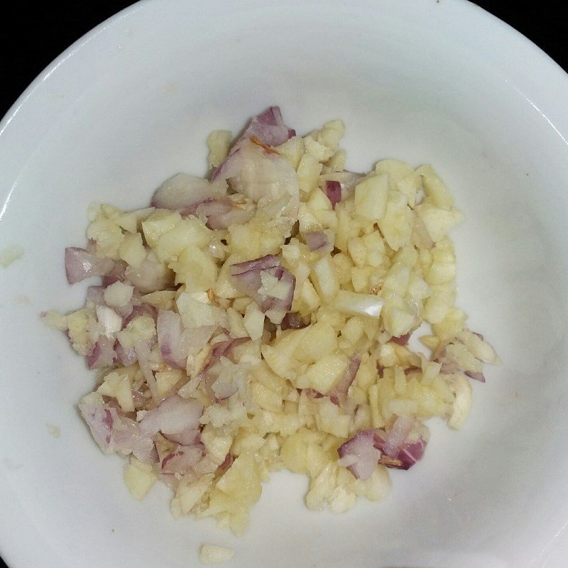 Cắt khoai môn thành miếng vừa ăn để nấu cà ri tôm