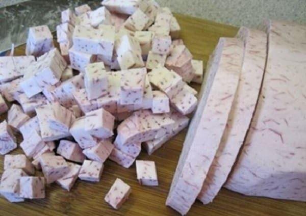 Cắt khoai môn thành từng miếng vừa ăn để nấu chè đậu xanh