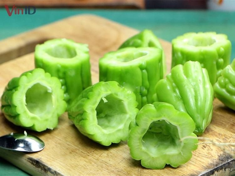 Cắt khúc khổ qua chuẩn bị nấu canh
