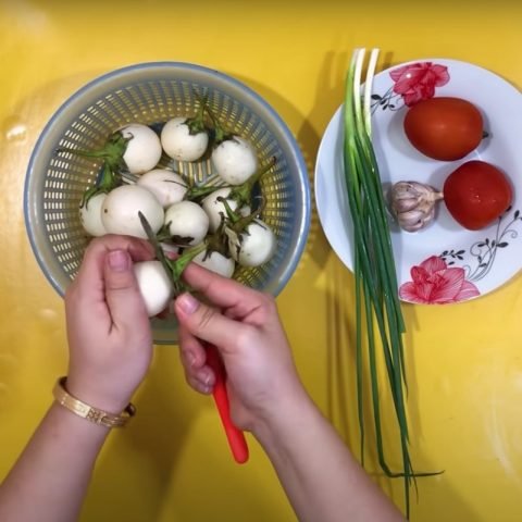 Cách Xào Cà Pháo: 2 Công Thức Đậm Đà Cho Bữa Cơm Việt Cắt lát cà pháo để xào cà chua
