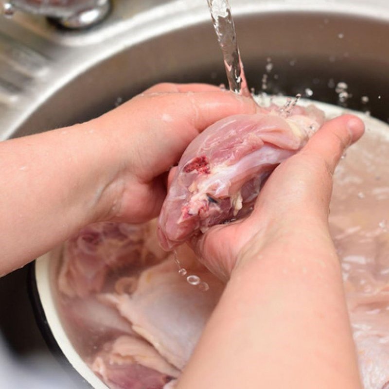 Cắt lát thịt lợn chuẩn bị làm thịt lợn khô