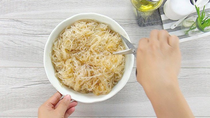 Cắt miến thành những đoạn vừa ăn để dễ xào và thưởng thức
