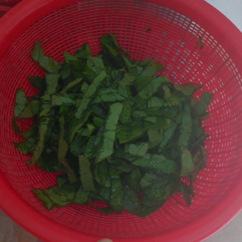 Cắt nhỏ rau mồng tơi chuẩn bị nấu canh chay