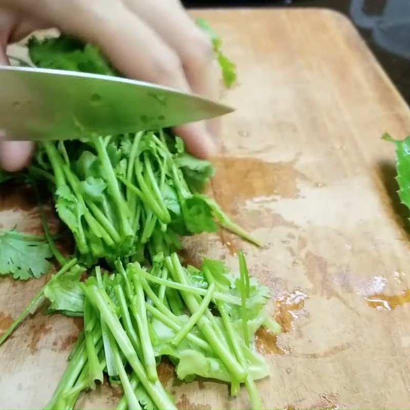 Cắt rau muống tươi non thành đoạn vừa ăn để chuẩn bị cho món bánh đa khô.