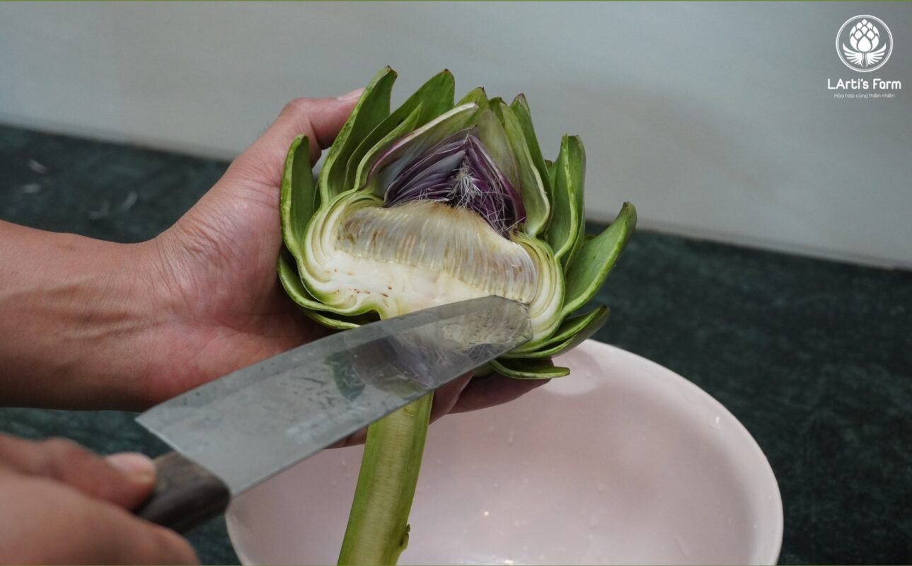 Cắt tỉa bông atiso nấu canh