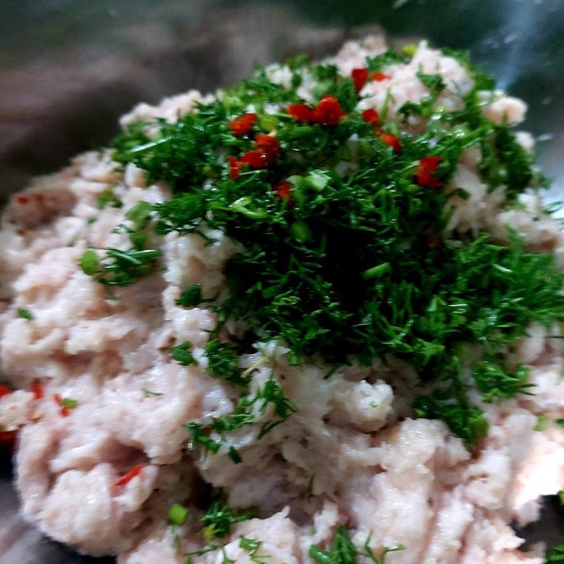Chả cá rô phi thịt lợn đã xay mịn, đạt độ dai chuẩn
